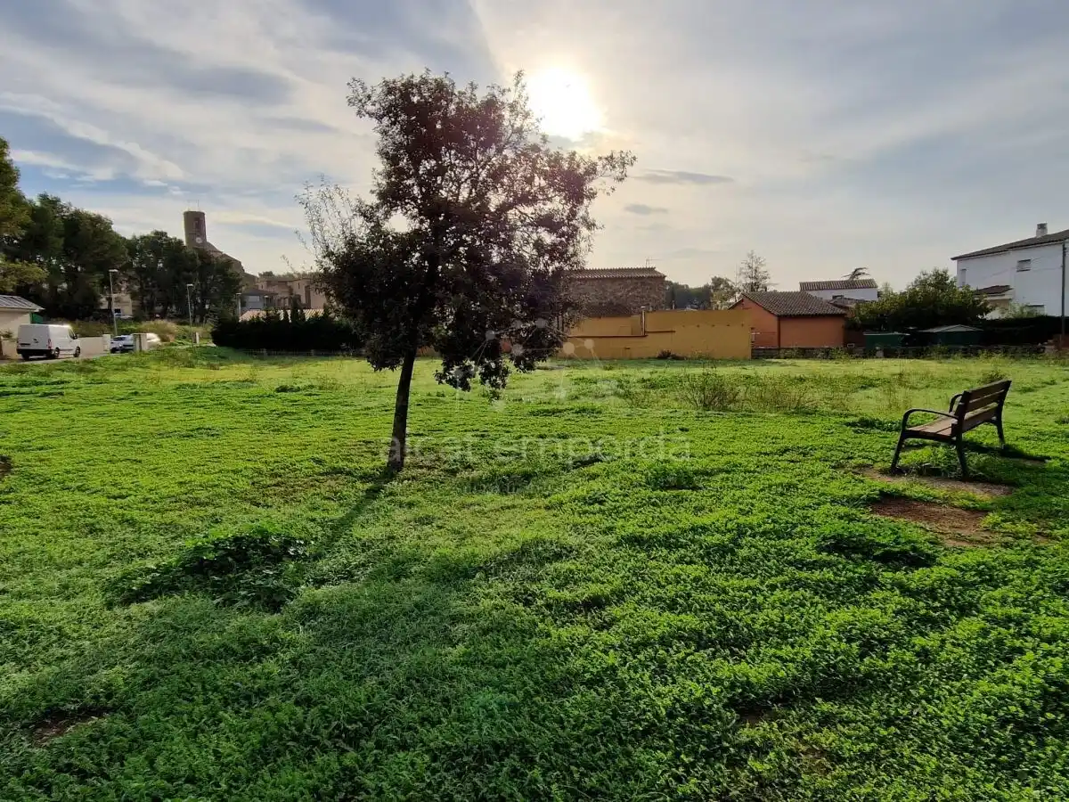 Gran parcela doble de 1604m2 para construir tu casa con piscina y jardín perfecto. ¡Una oferta especial!