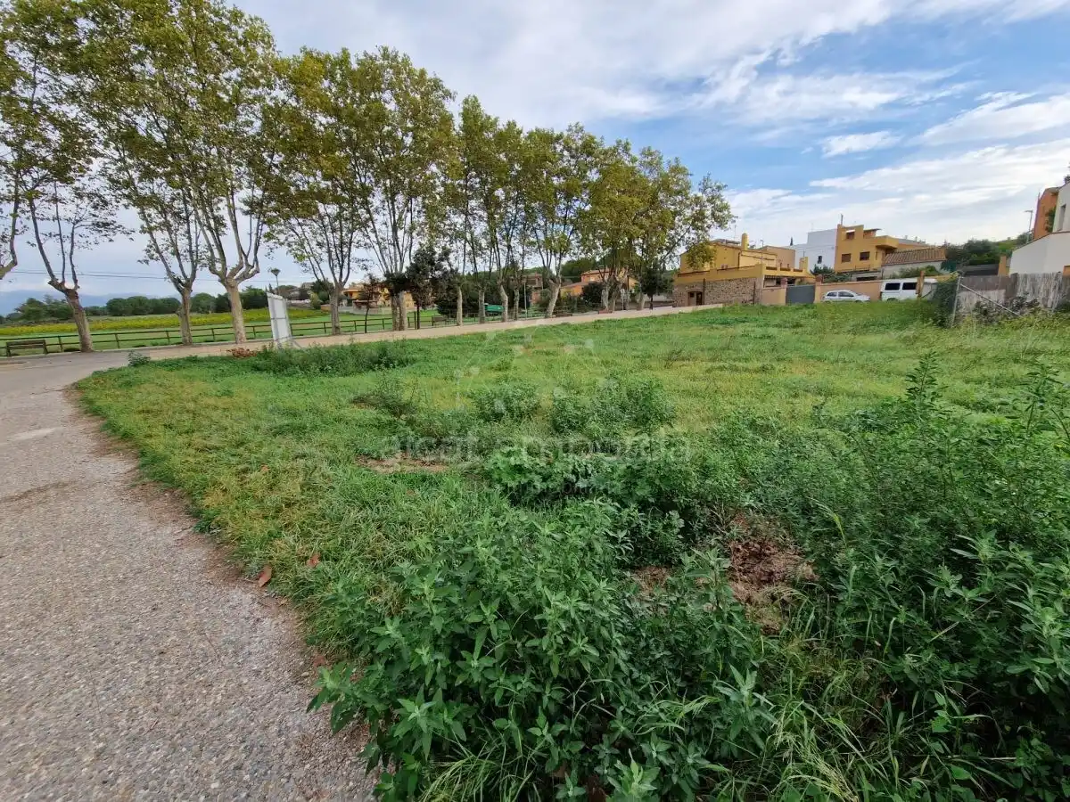 Gran parcela doble de 1604m2 para construir tu casa con piscina y jardín perfecto. ¡Una oferta especial!