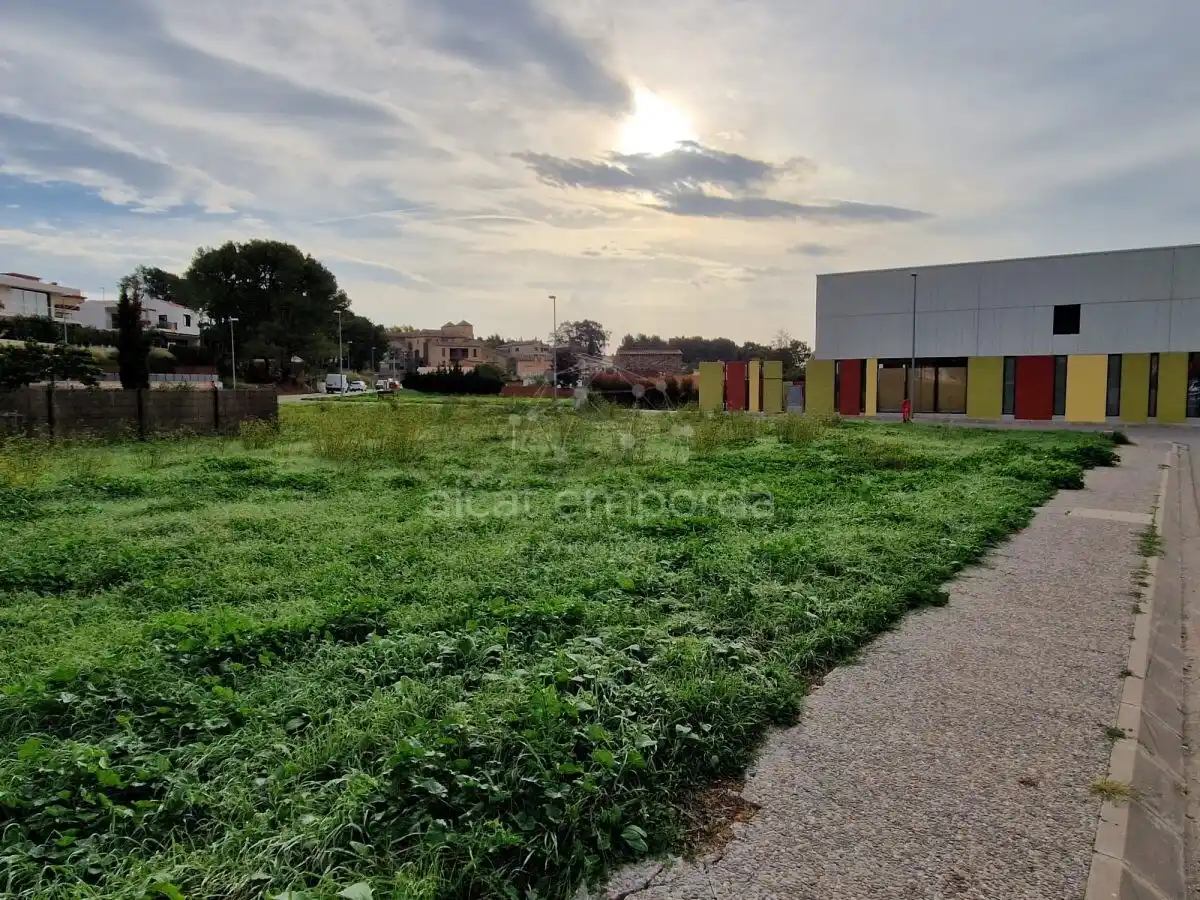 Gran parcela doble de 1604m2 para construir tu casa con piscina y jardín perfecto. ¡Una oferta especial!