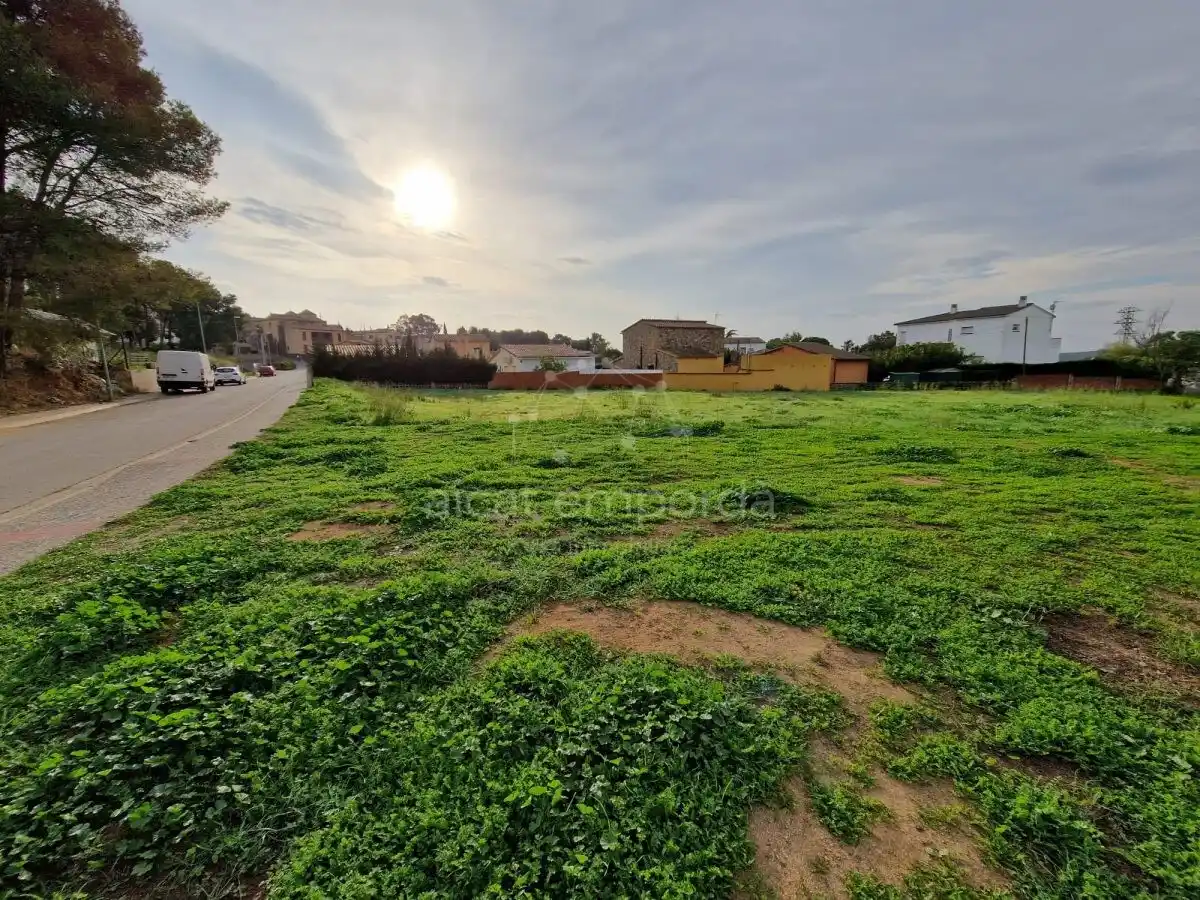 Gran parcela doble de 1604m2 para construir tu casa con piscina y jardín perfecto. ¡Una oferta especial!