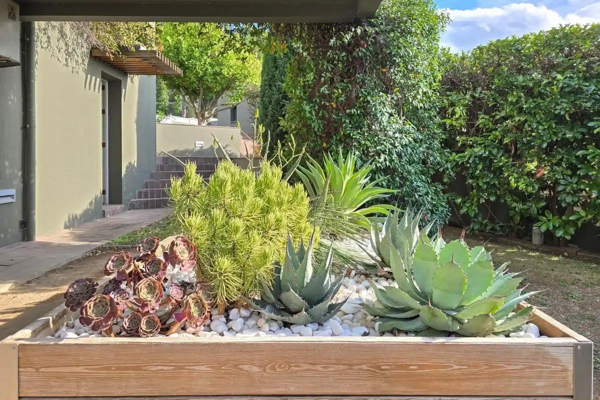 Casa de alto standing en La Jonquera: lujo entre montañas con piscina privada climatizada y vistas espectaculares.
