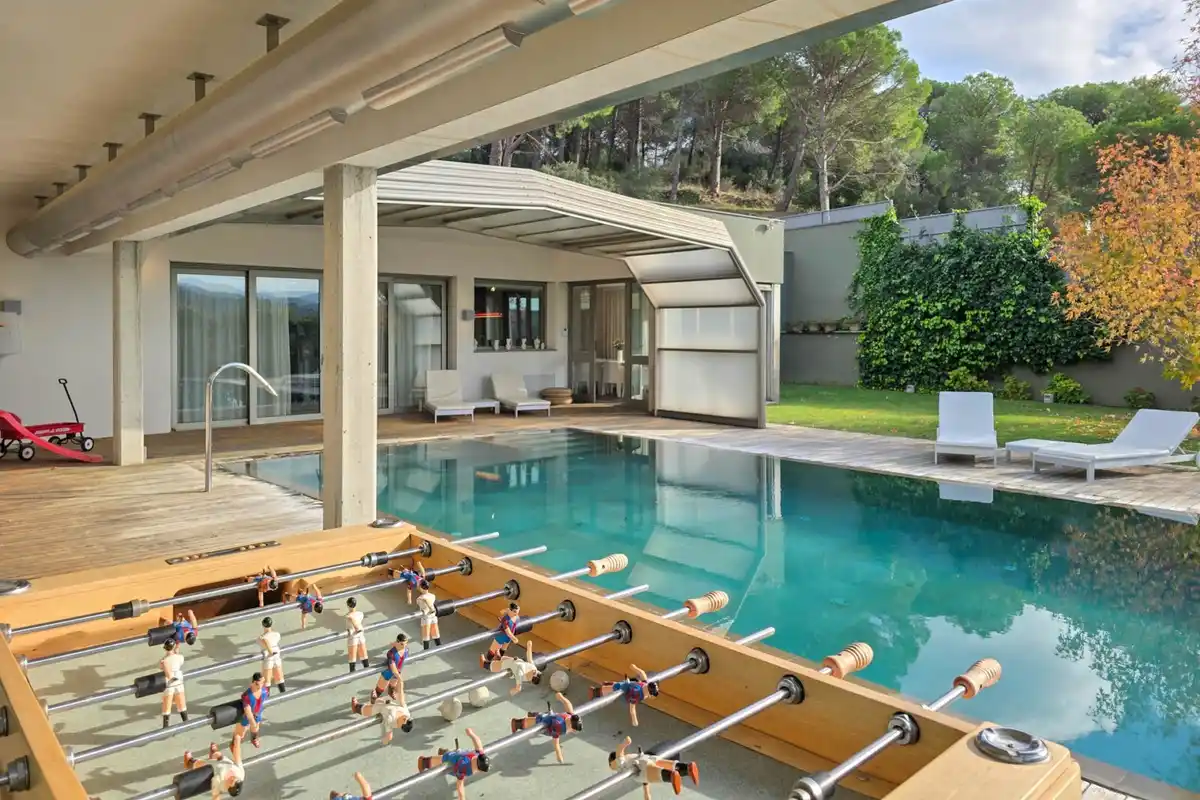 Casa de alto standing en La Jonquera: lujo entre montañas con piscina privada climatizada y vistas espectaculares.