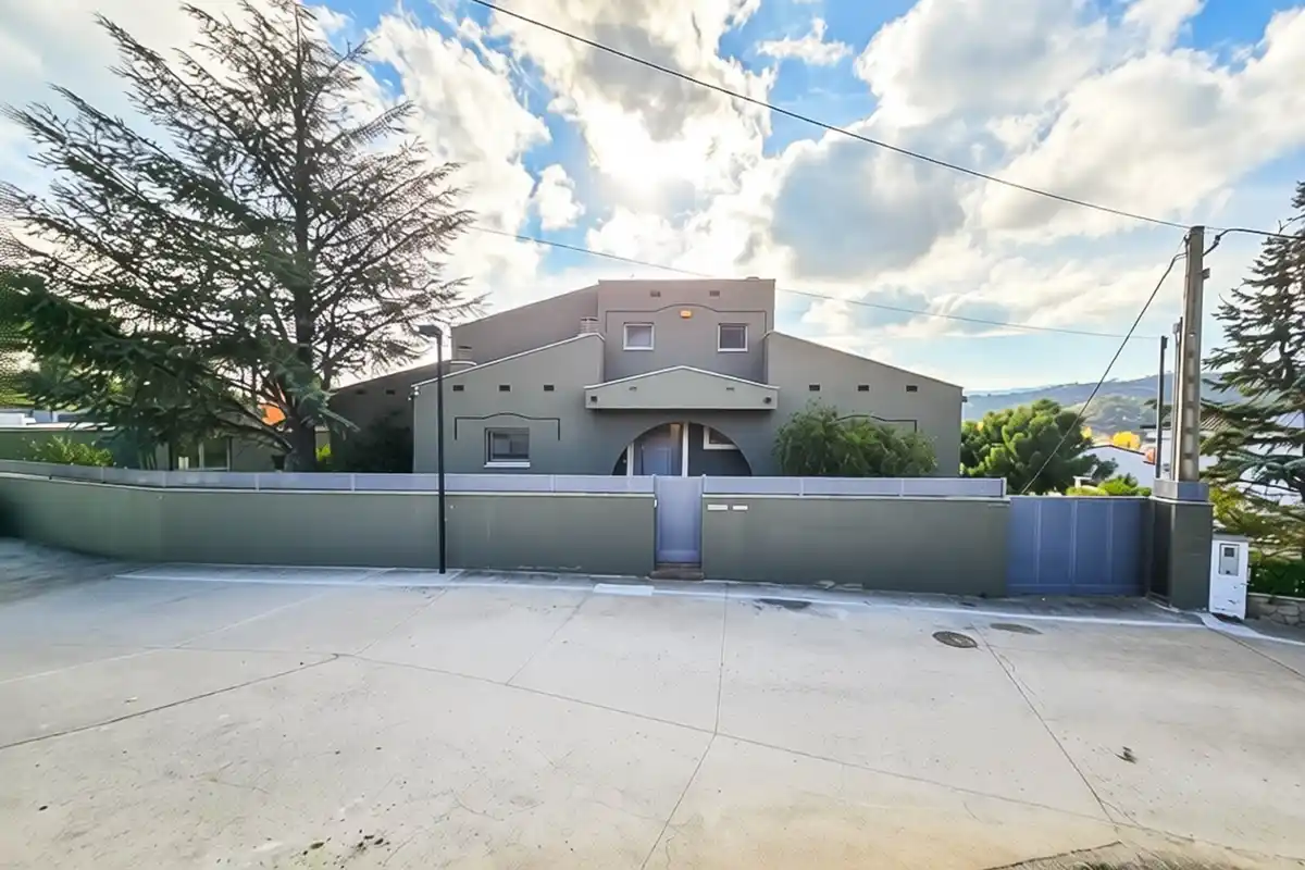 Casa de alto standing en La Jonquera: lujo entre montañas con piscina privada climatizada y vistas espectaculares.