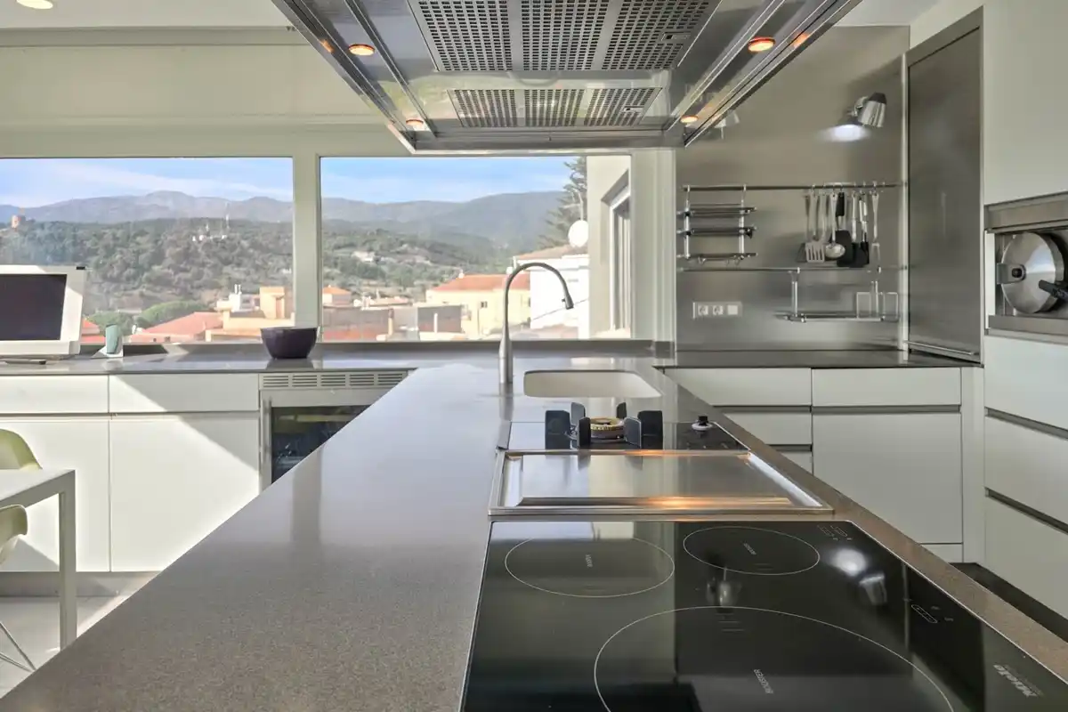 Casa de alto standing en La Jonquera: lujo entre montañas con piscina privada climatizada y vistas espectaculares.