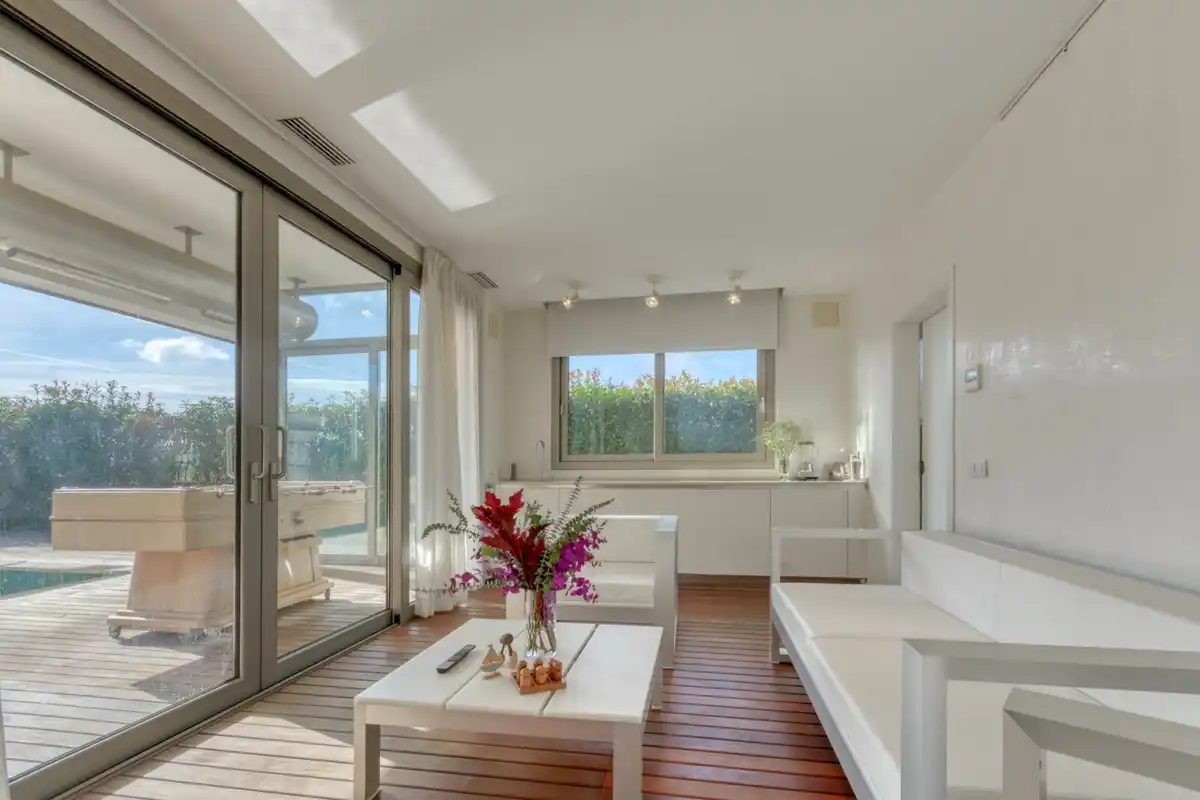 Casa de alto standing en La Jonquera: lujo entre montañas con piscina privada climatizada y vistas espectaculares.