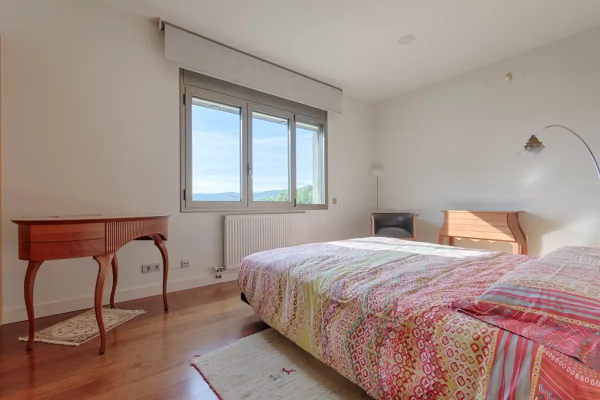 Casa de alto standing en La Jonquera: lujo entre montañas con piscina privada climatizada y vistas espectaculares.