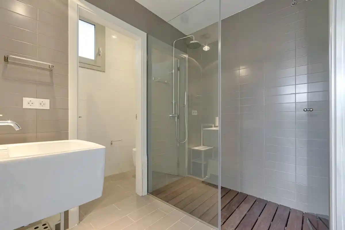 Casa de alto standing en La Jonquera: lujo entre montañas con piscina privada climatizada y vistas espectaculares.