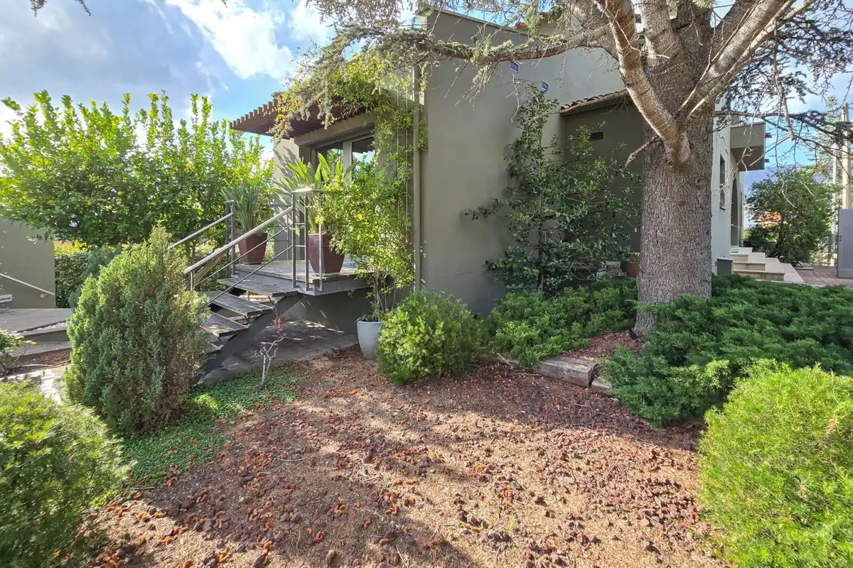 Casa de alto standing en La Jonquera: lujo entre montañas con piscina privada climatizada y vistas espectaculares.