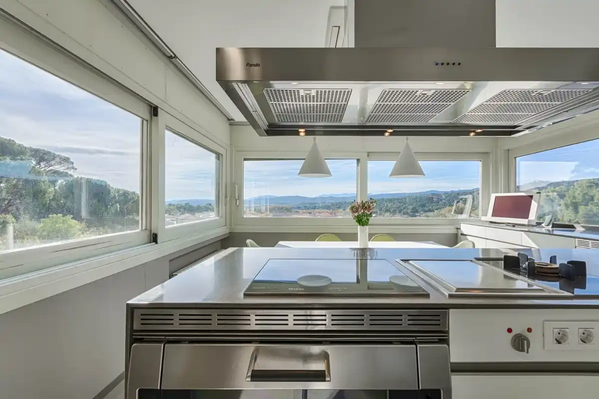 Casa de alto standing en La Jonquera: lujo entre montañas con piscina privada climatizada y vistas espectaculares.