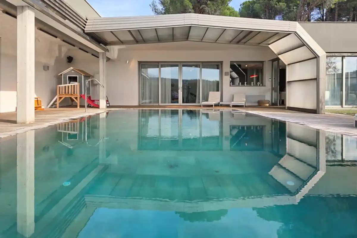 Casa de alto standing en La Jonquera: lujo entre montañas con piscina privada climatizada y vistas espectaculares.