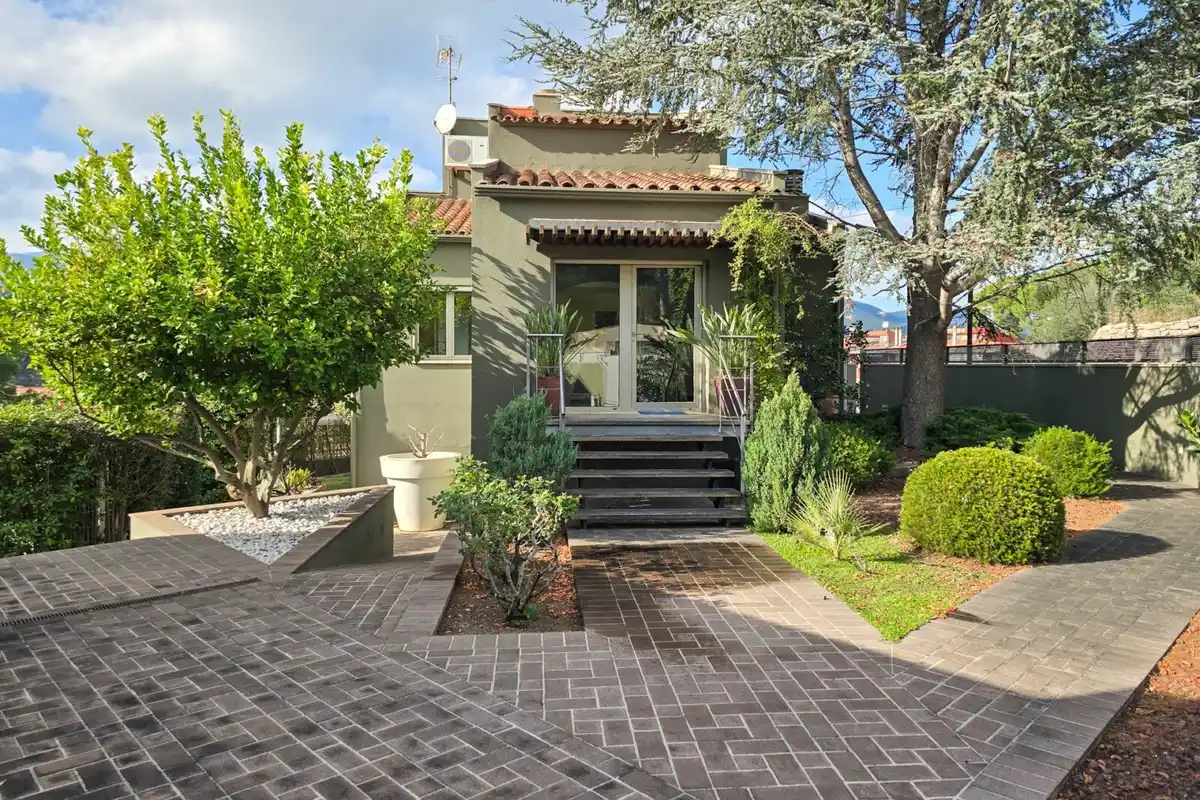 Casa de alto standing en La Jonquera: lujo entre montañas con piscina privada climatizada y vistas espectaculares.