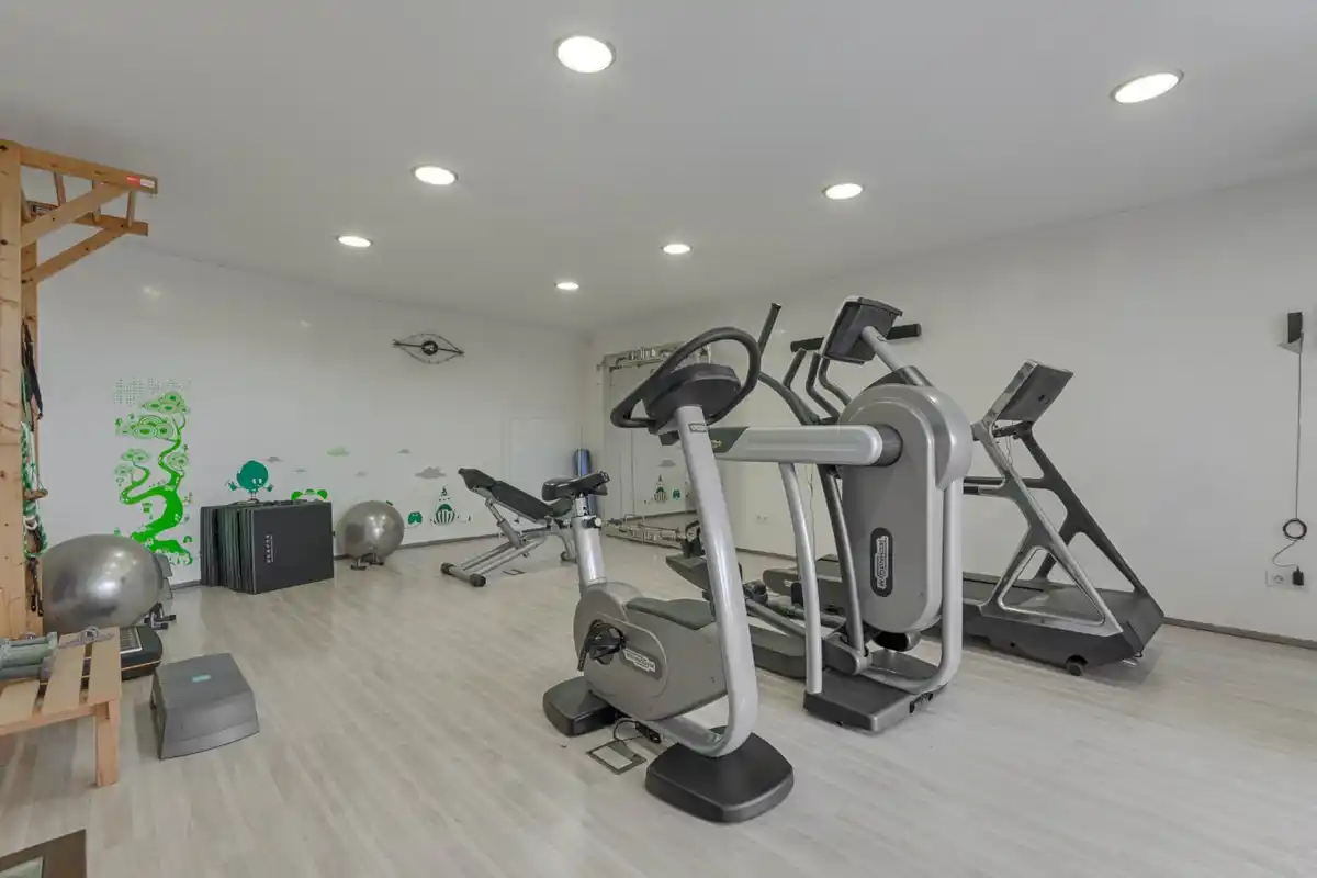 Casa de alto standing en La Jonquera: lujo entre montañas con piscina privada climatizada y vistas espectaculares.