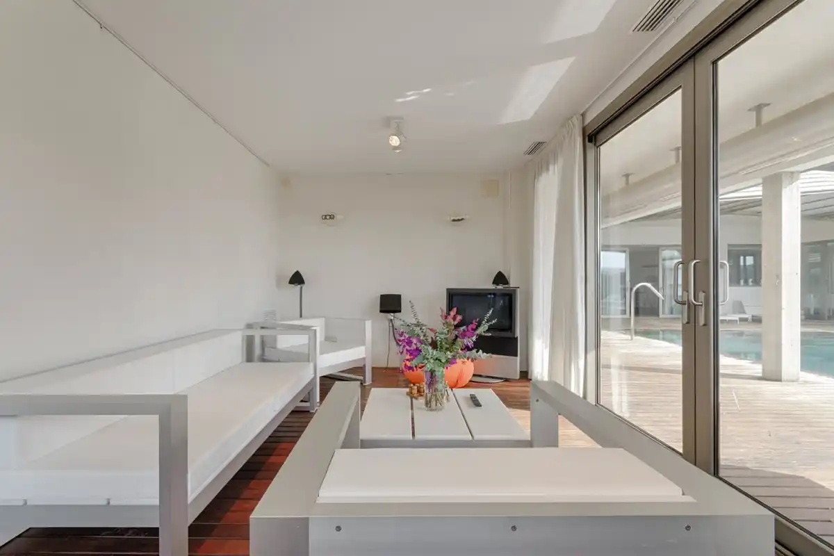 Casa de alto standing en La Jonquera: lujo entre montañas con piscina privada climatizada y vistas espectaculares.