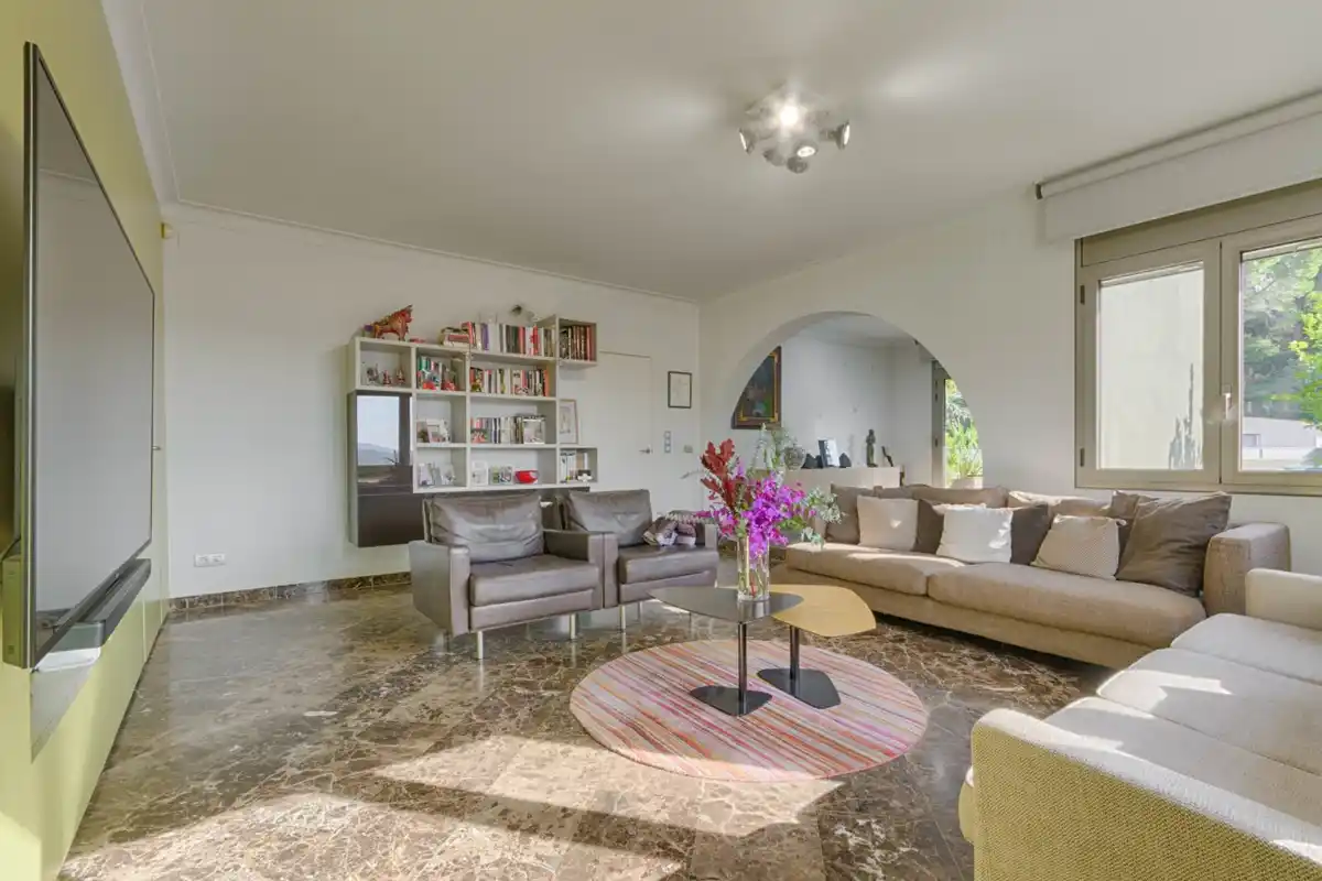 Casa de alto standing en La Jonquera: lujo entre montañas con piscina privada climatizada y vistas espectaculares.