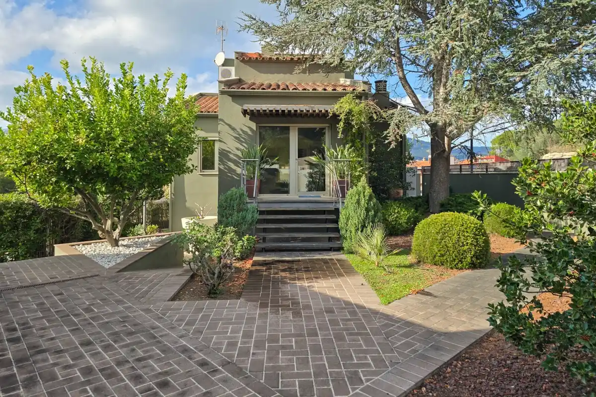 Casa de alto standing en La Jonquera: lujo entre montañas con piscina privada climatizada y vistas espectaculares.