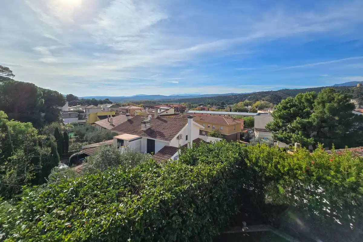 Casa de alto standing en La Jonquera: lujo entre montañas con piscina privada climatizada y vistas espectaculares.