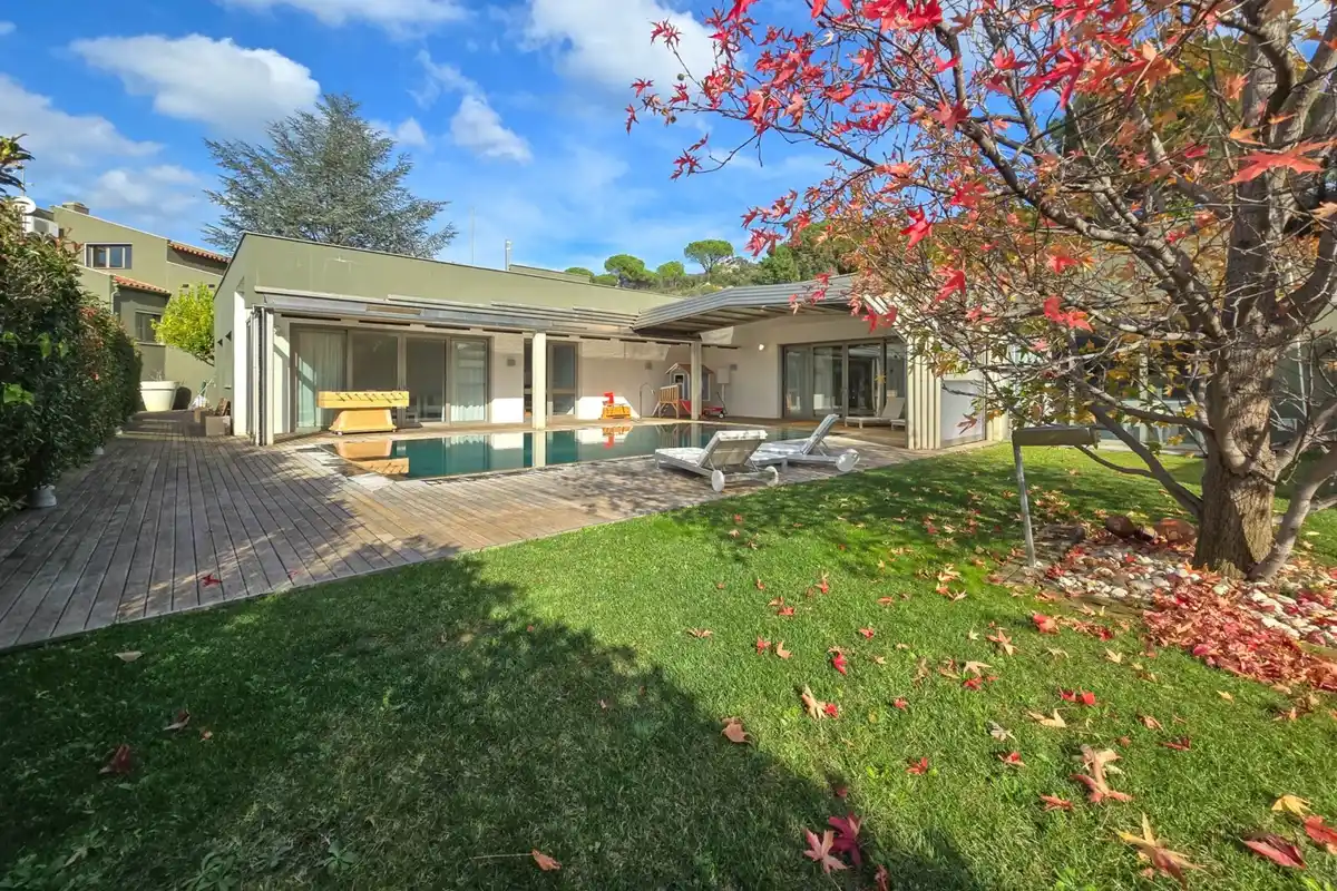 Casa de alto standing en La Jonquera: lujo entre montañas con piscina privada climatizada y vistas espectaculares.