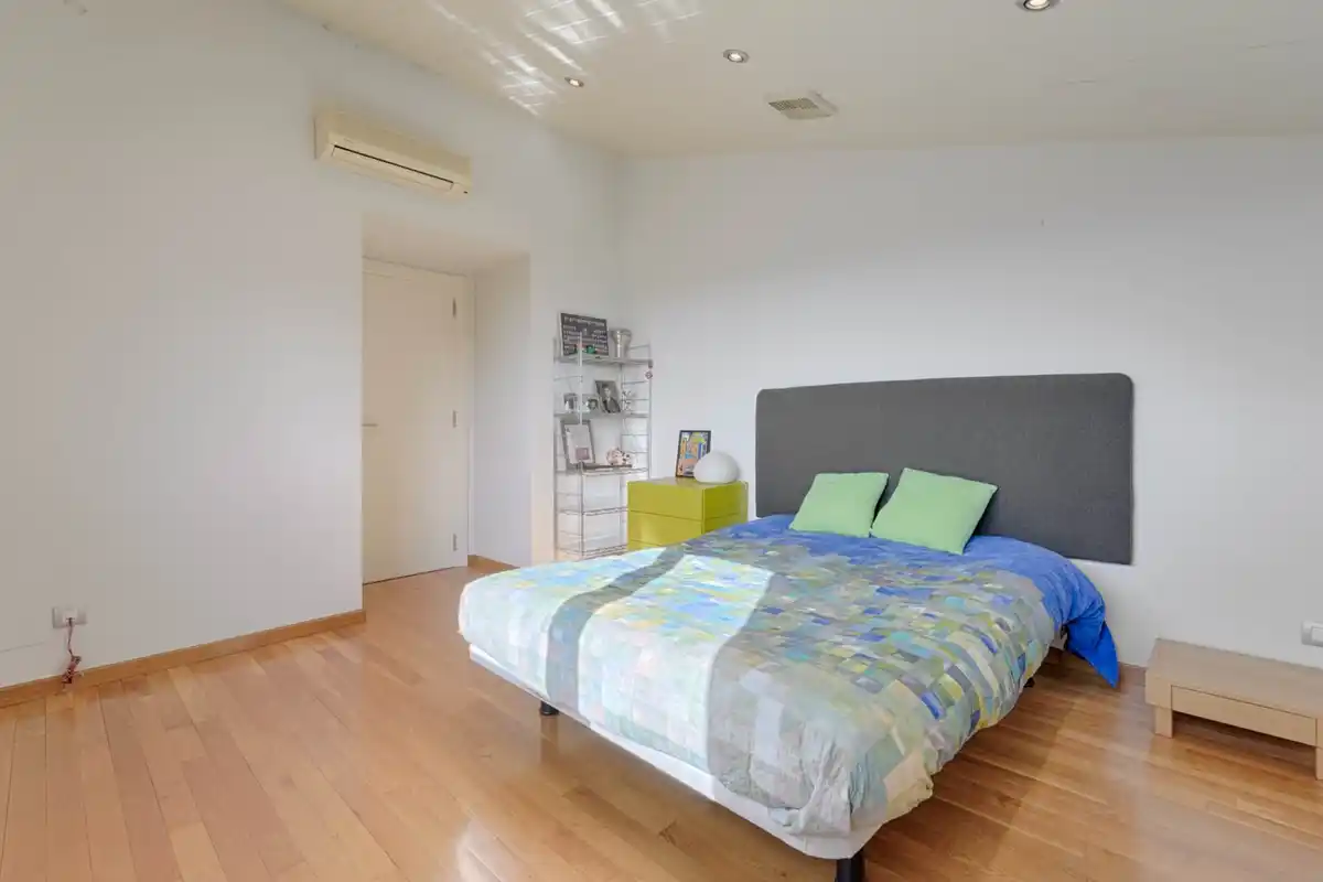 Casa de alto standing en La Jonquera: lujo entre montañas con piscina privada climatizada y vistas espectaculares.