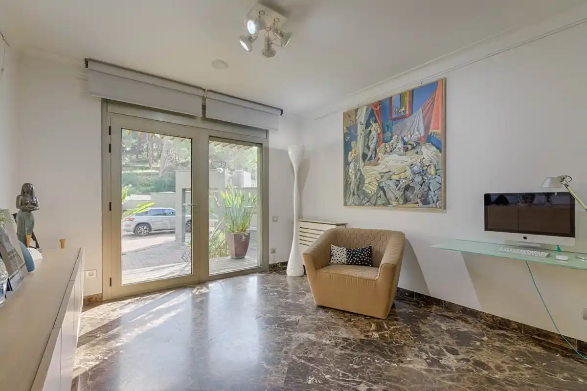 Casa de alto standing en La Jonquera: lujo entre montañas con piscina privada climatizada y vistas espectaculares.