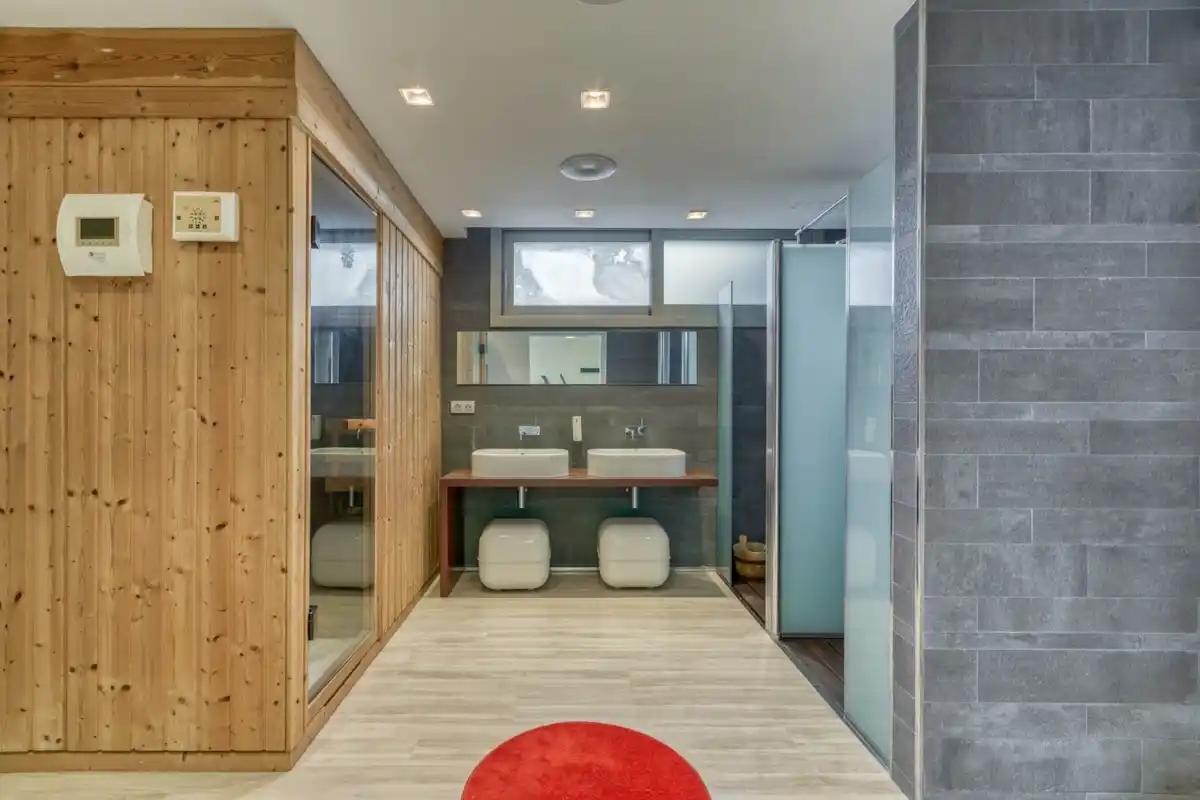 Casa de alto standing en La Jonquera: lujo entre montañas con piscina privada climatizada y vistas espectaculares.