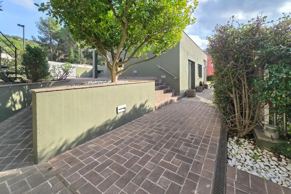 Casa de alto standing en La Jonquera: lujo entre montañas con piscina privada climatizada y vistas espectaculares.