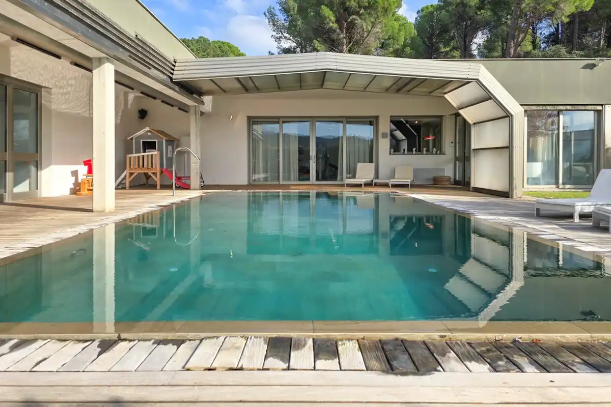 Casa de alto standing en La Jonquera: lujo entre montañas con piscina privada climatizada y vistas espectaculares.