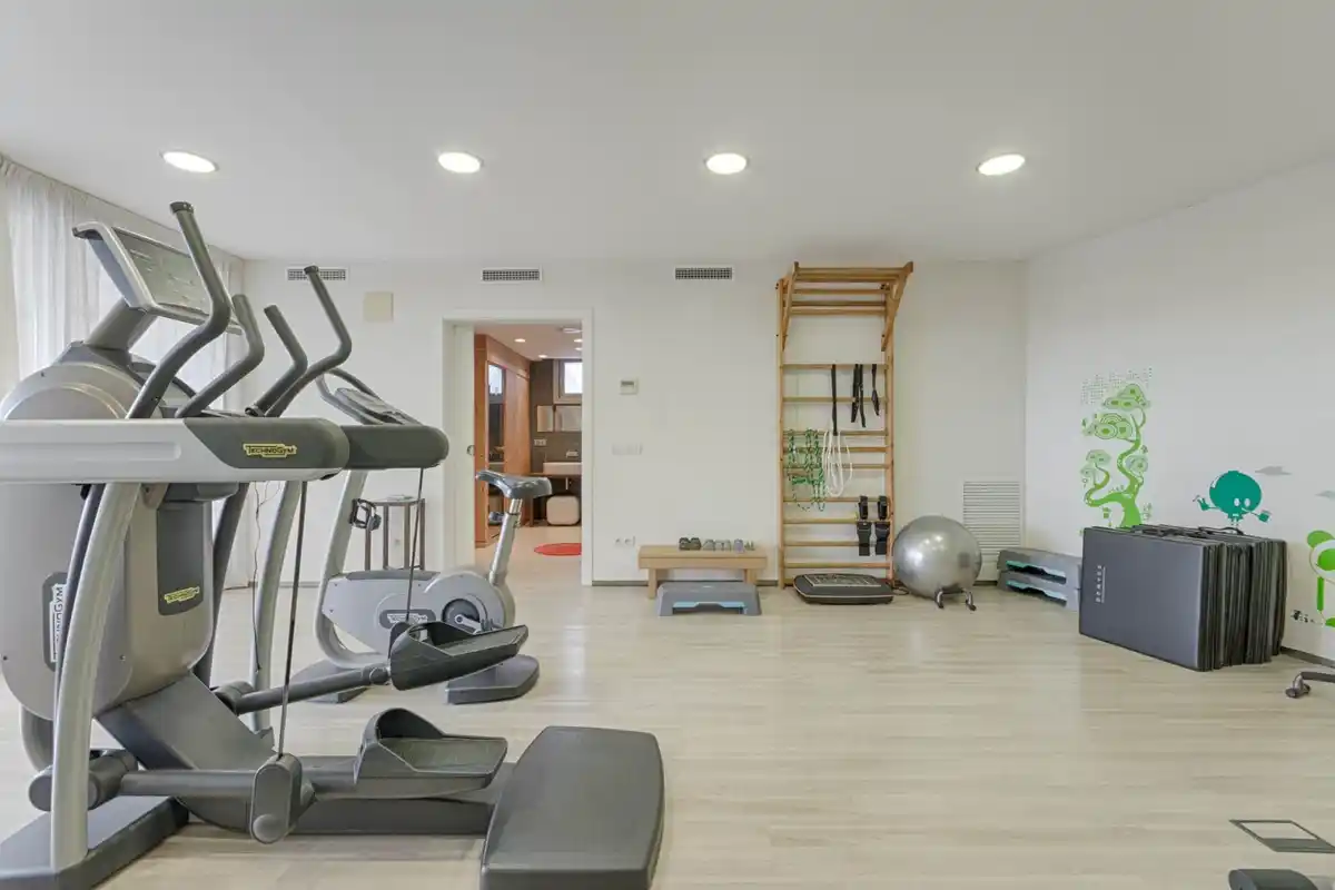 Casa de alto standing en La Jonquera: lujo entre montañas con piscina privada climatizada y vistas espectaculares.