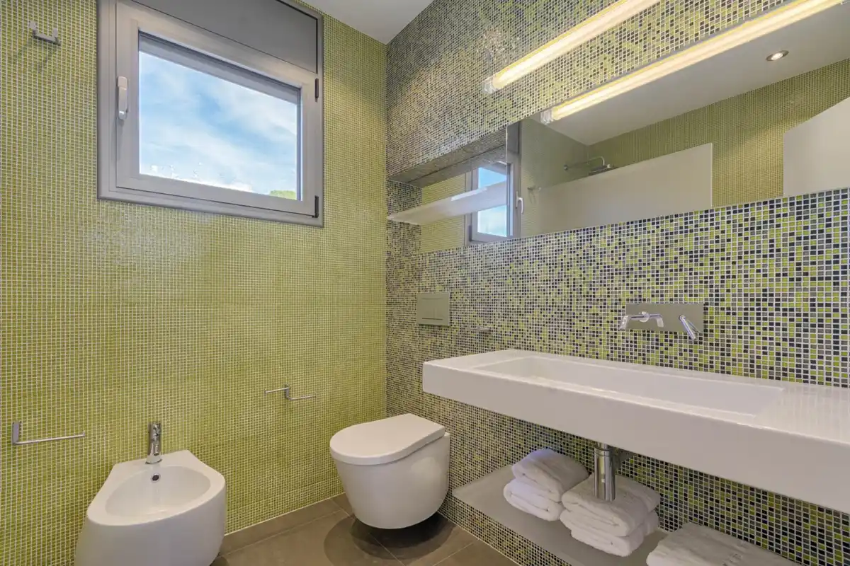 Casa de alto standing en La Jonquera: lujo entre montañas con piscina privada climatizada y vistas espectaculares.