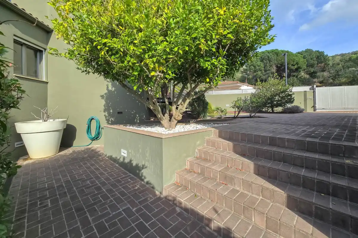 Casa de alto standing en La Jonquera: lujo entre montañas con piscina privada climatizada y vistas espectaculares.