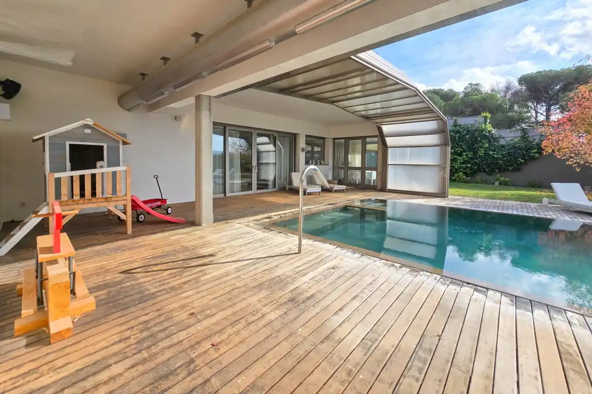 Casa de alto standing en La Jonquera: lujo entre montañas con piscina privada climatizada y vistas espectaculares.