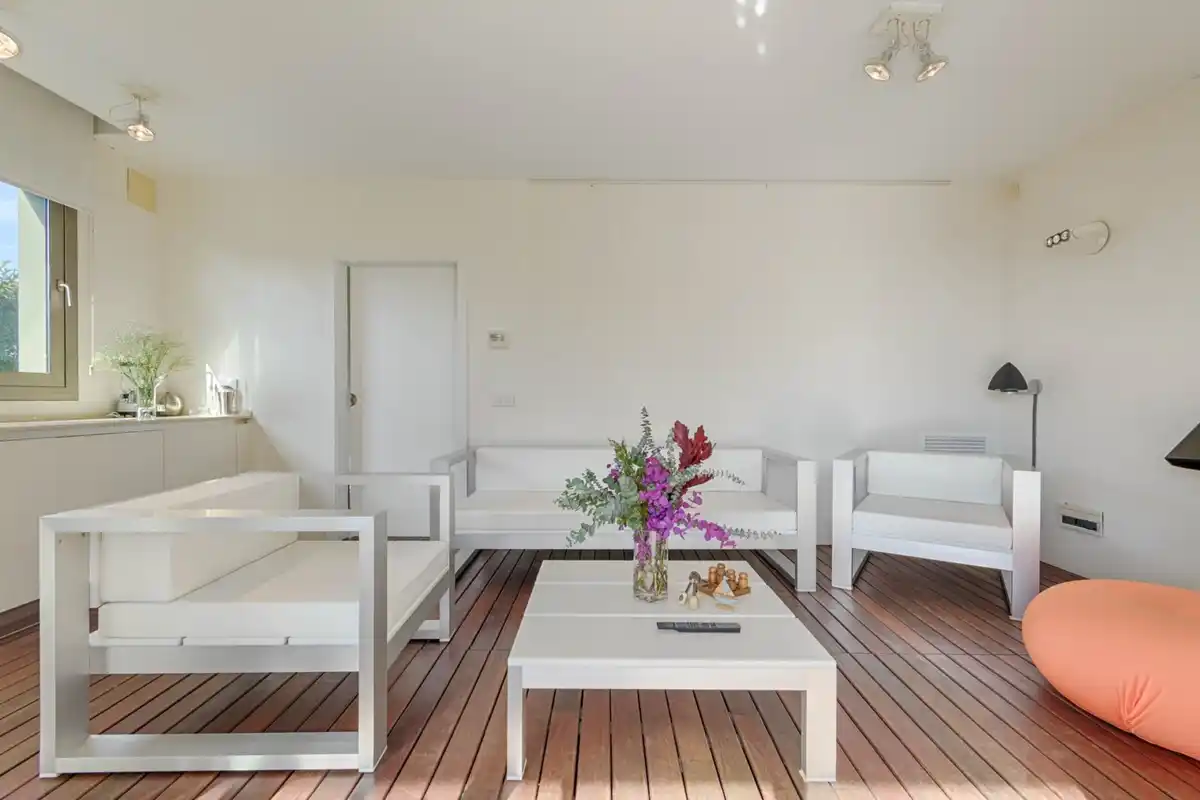 Casa de alto standing en La Jonquera: lujo entre montañas con piscina privada climatizada y vistas espectaculares.