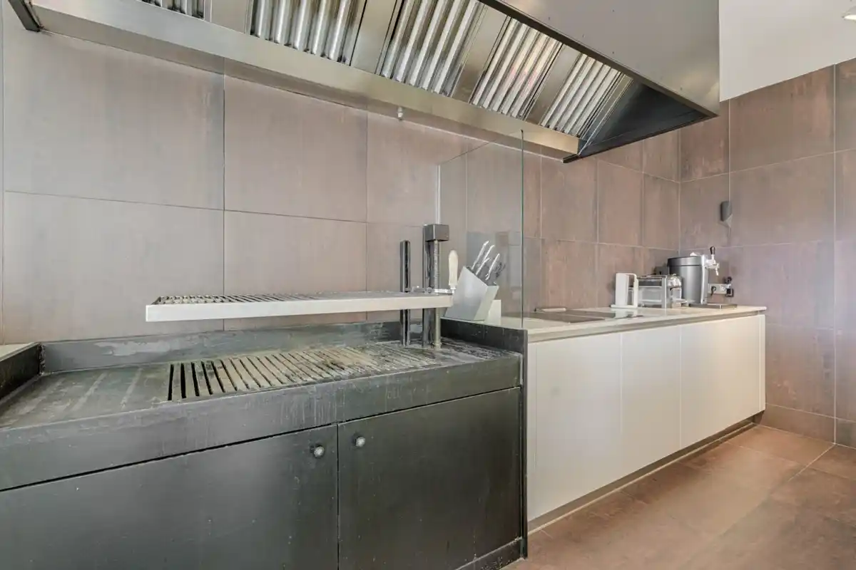 Casa de alto standing en La Jonquera: lujo entre montañas con piscina privada climatizada y vistas espectaculares.