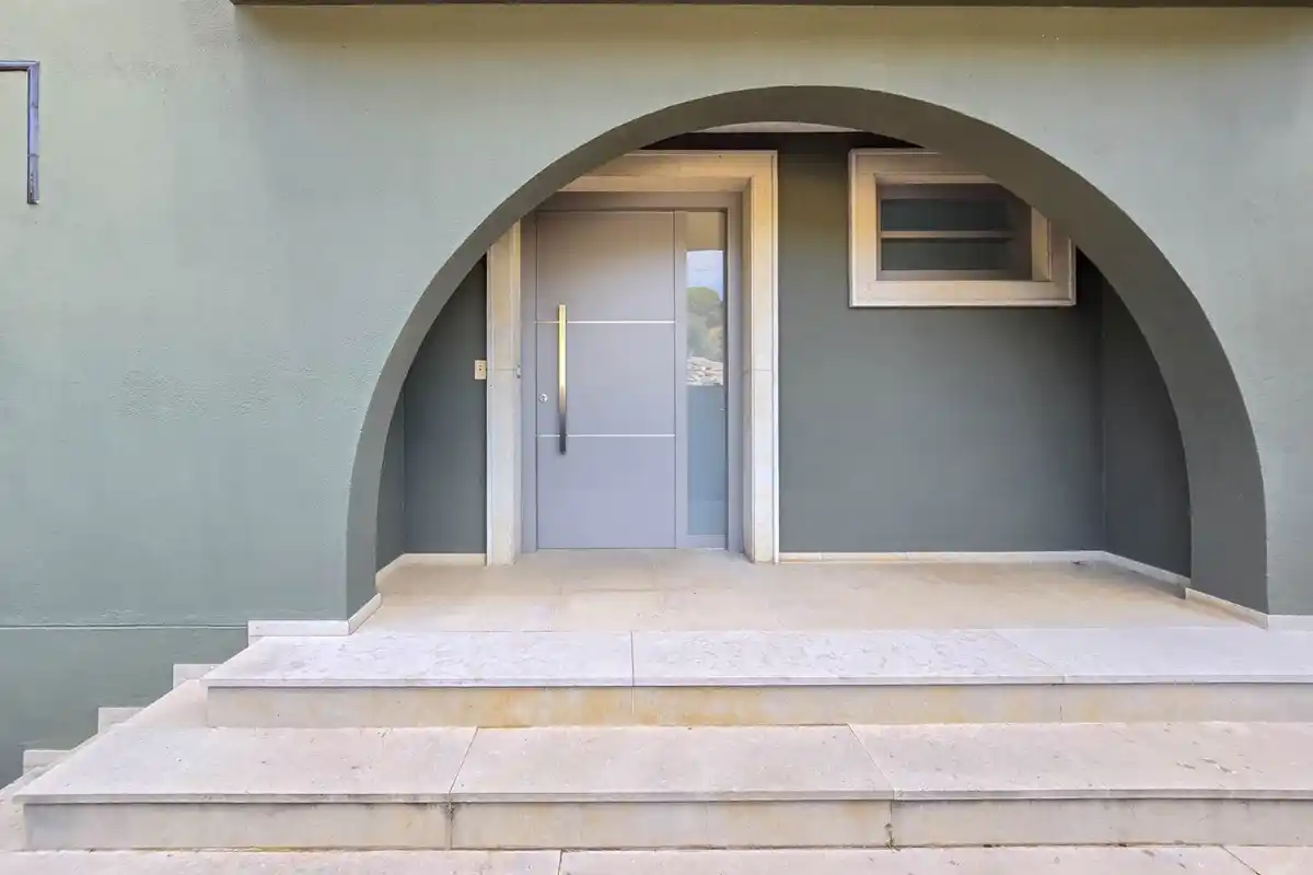 Casa de alto standing en La Jonquera: lujo entre montañas con piscina privada climatizada y vistas espectaculares.