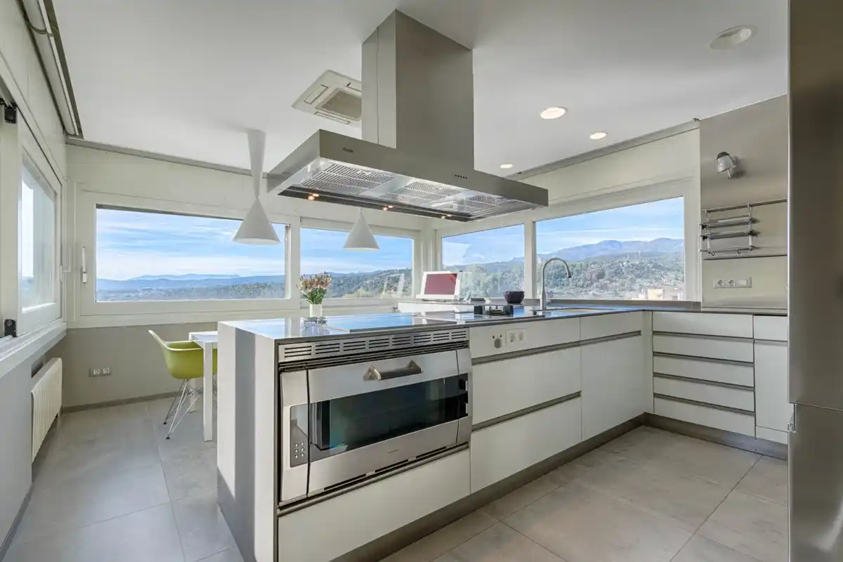 Casa de alto standing en La Jonquera: lujo entre montañas con piscina privada climatizada y vistas espectaculares.