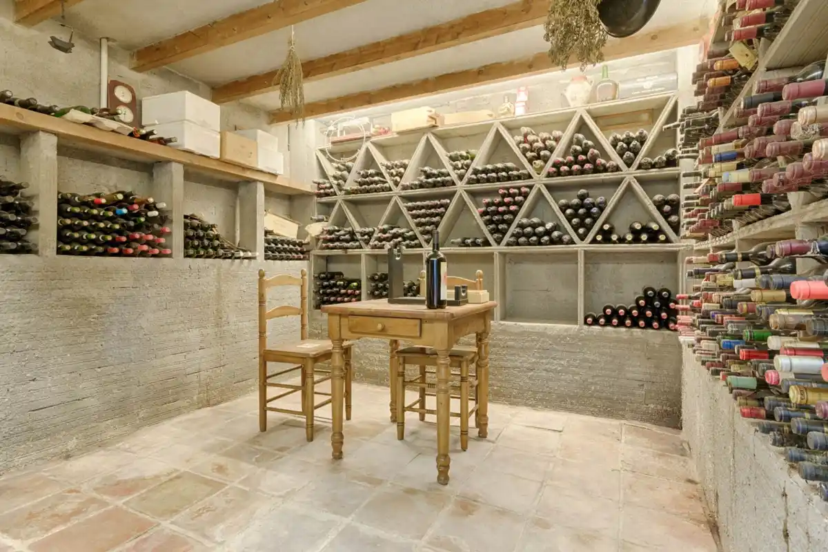 Casa de alto standing en La Jonquera: lujo entre montañas con piscina privada climatizada y vistas espectaculares.