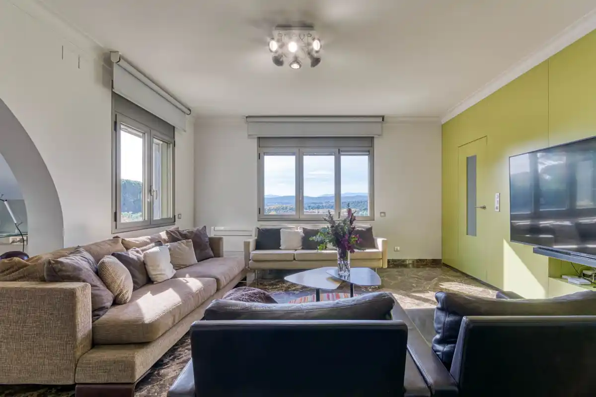 Casa de alto standing en La Jonquera: lujo entre montañas con piscina privada climatizada y vistas espectaculares.