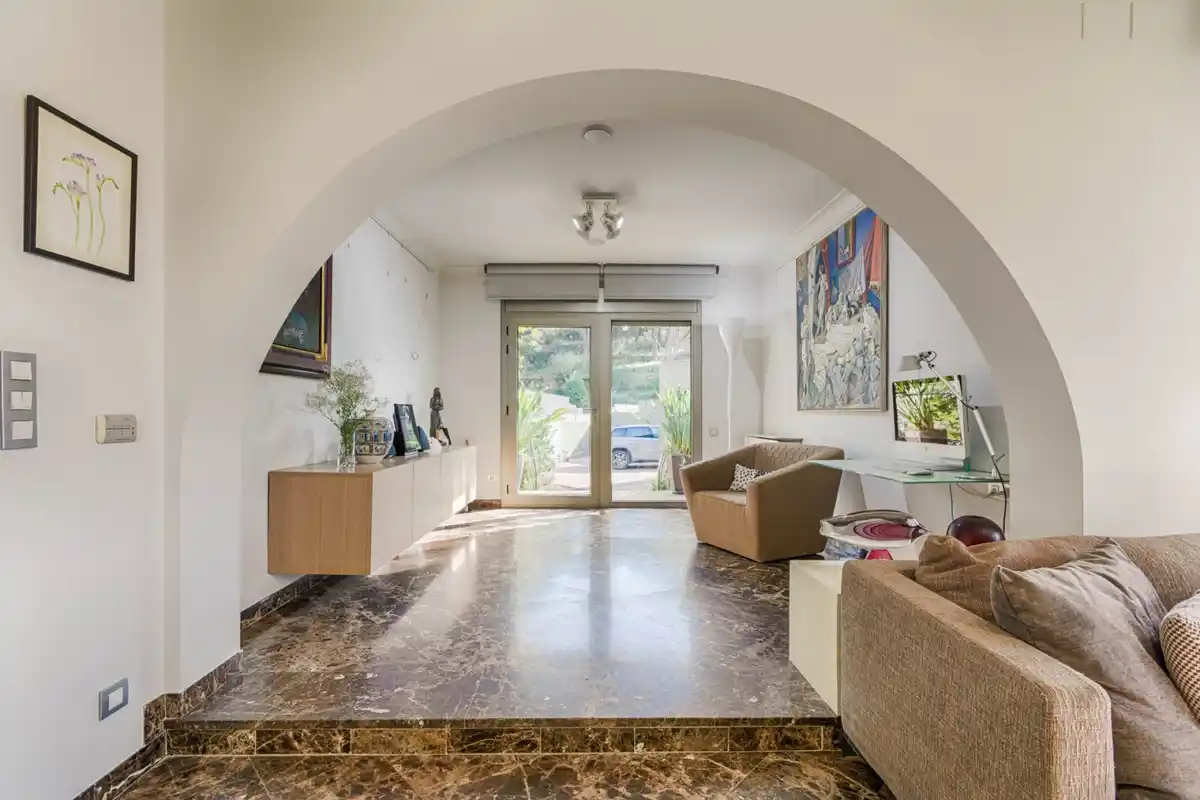 Casa de alto standing en La Jonquera: lujo entre montañas con piscina privada climatizada y vistas espectaculares.