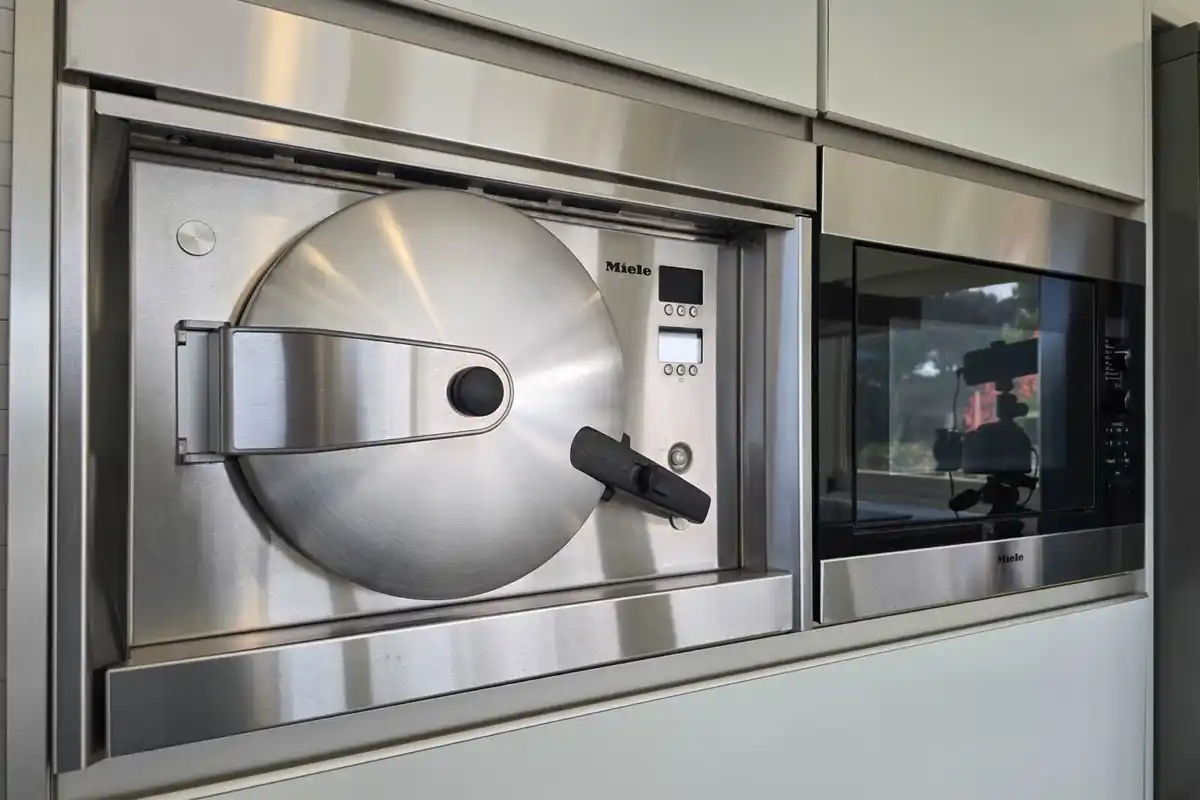 Casa de alto standing en La Jonquera: lujo entre montañas con piscina privada climatizada y vistas espectaculares.