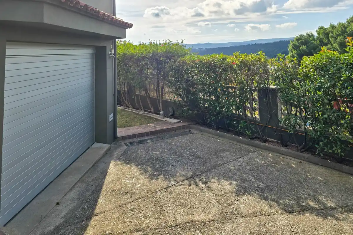 Casa de alto standing en La Jonquera: lujo entre montañas con piscina privada climatizada y vistas espectaculares.