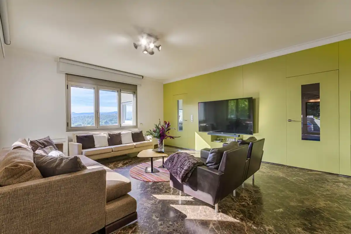 Casa de alto standing en La Jonquera: lujo entre montañas con piscina privada climatizada y vistas espectaculares.