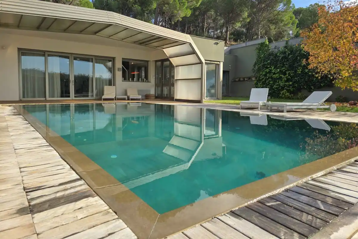 Casa de alto standing en La Jonquera: lujo entre montañas con piscina privada climatizada y vistas espectaculares.