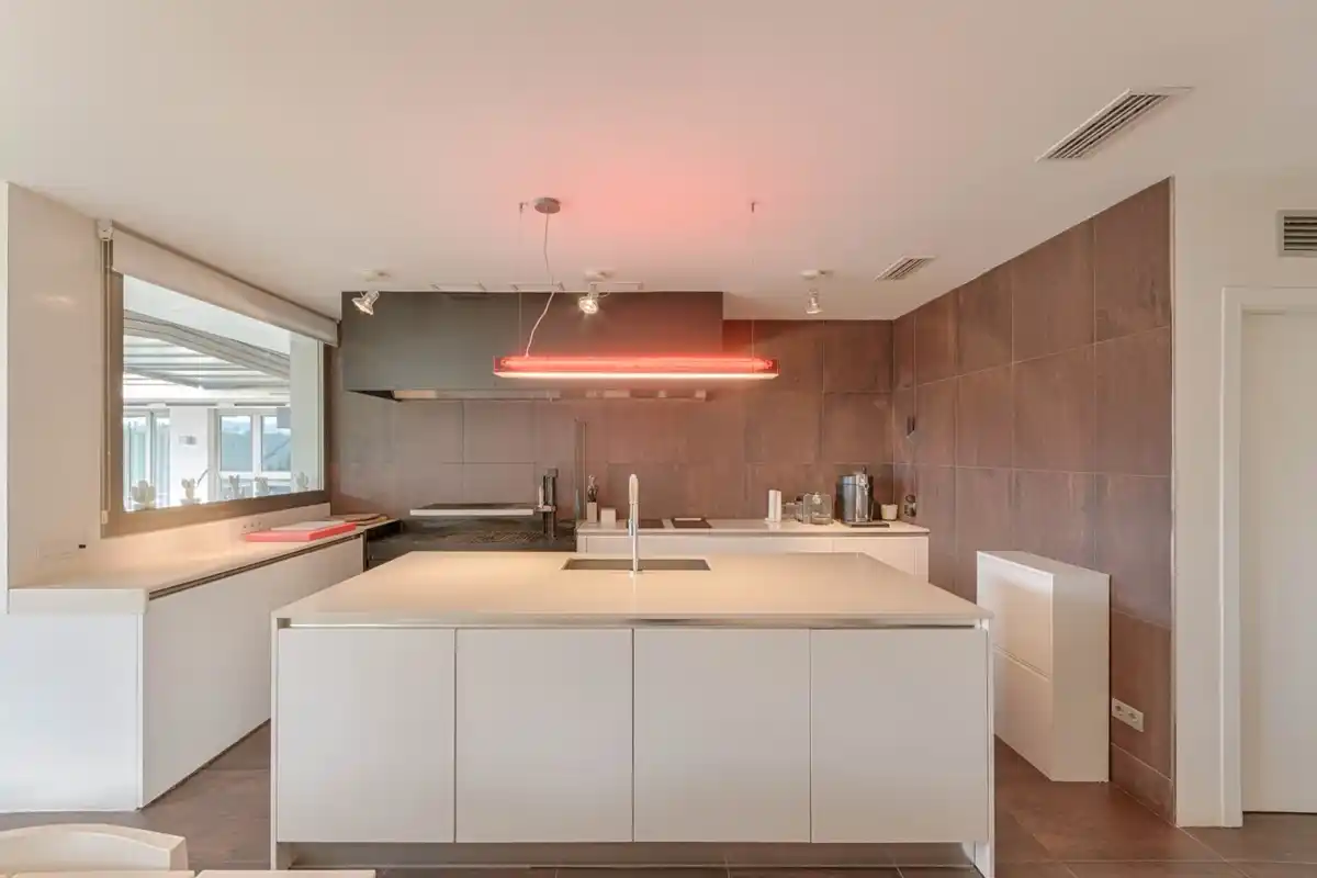 Casa de alto standing en La Jonquera: lujo entre montañas con piscina privada climatizada y vistas espectaculares.