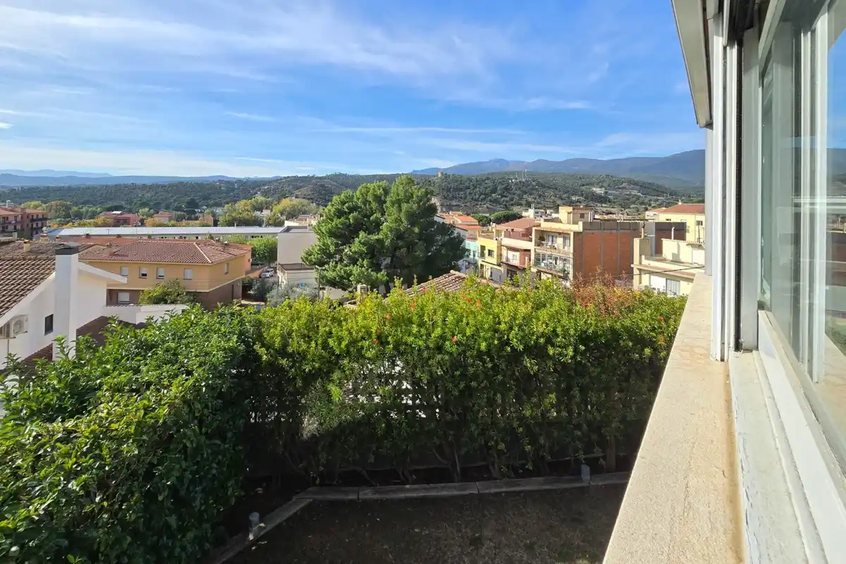 Casa de alto standing en La Jonquera: lujo entre montañas con piscina privada climatizada y vistas espectaculares.