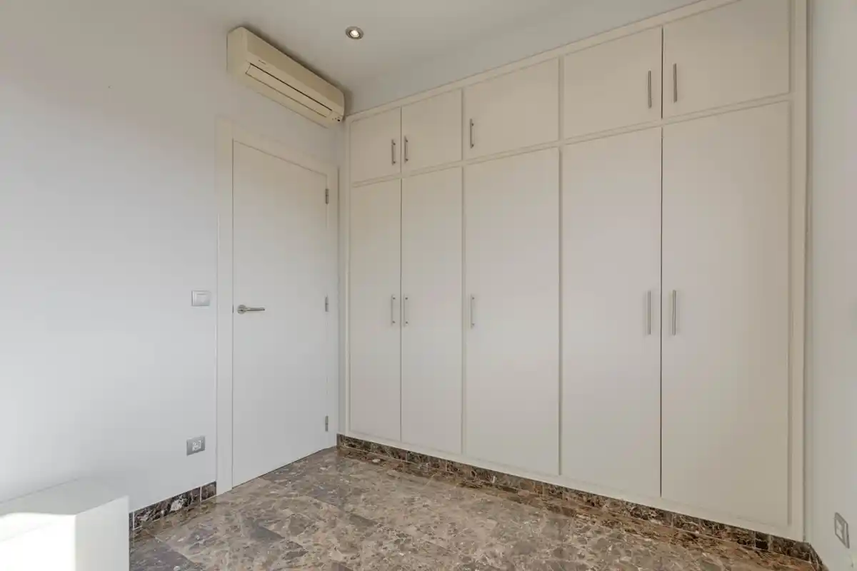 Casa de alto standing en La Jonquera: lujo entre montañas con piscina privada climatizada y vistas espectaculares.