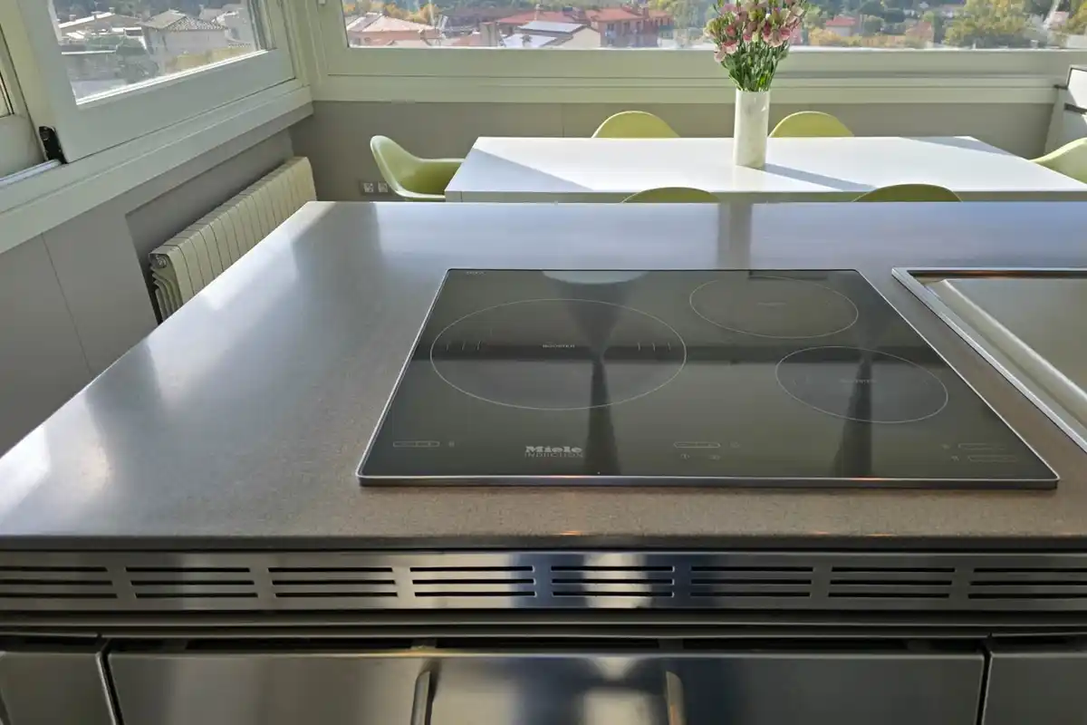 Casa de alto standing en La Jonquera: lujo entre montañas con piscina privada climatizada y vistas espectaculares.