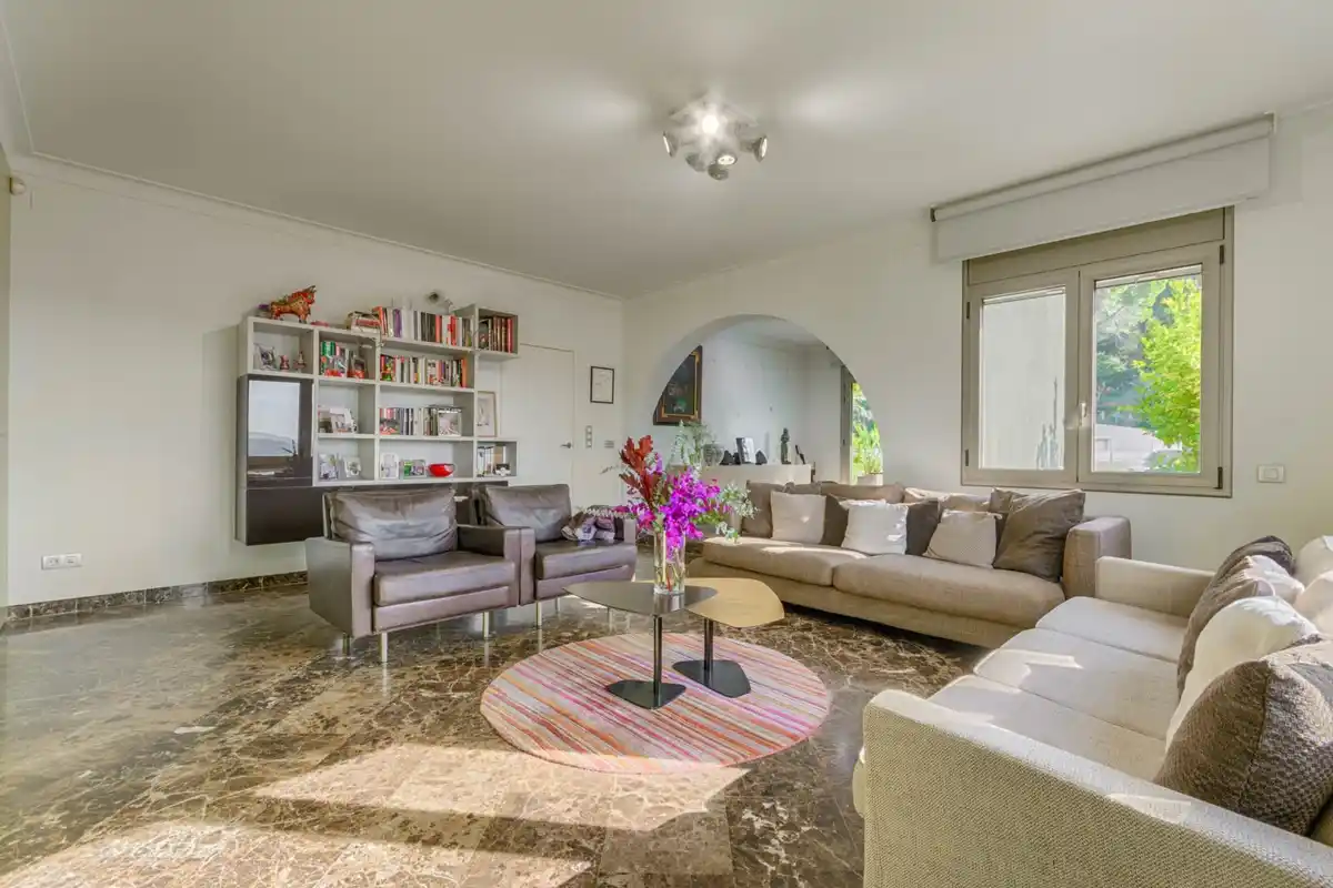 Casa de alto standing en La Jonquera: lujo entre montañas con piscina privada climatizada y vistas espectaculares.