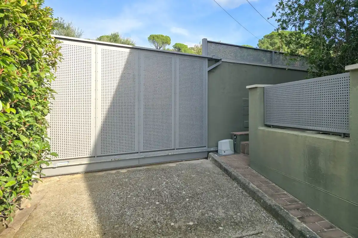 Casa de alto standing en La Jonquera: lujo entre montañas con piscina privada climatizada y vistas espectaculares.