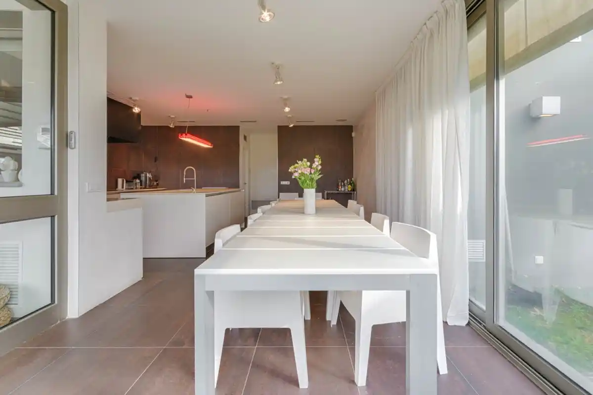 Casa de alto standing en La Jonquera: lujo entre montañas con piscina privada climatizada y vistas espectaculares.