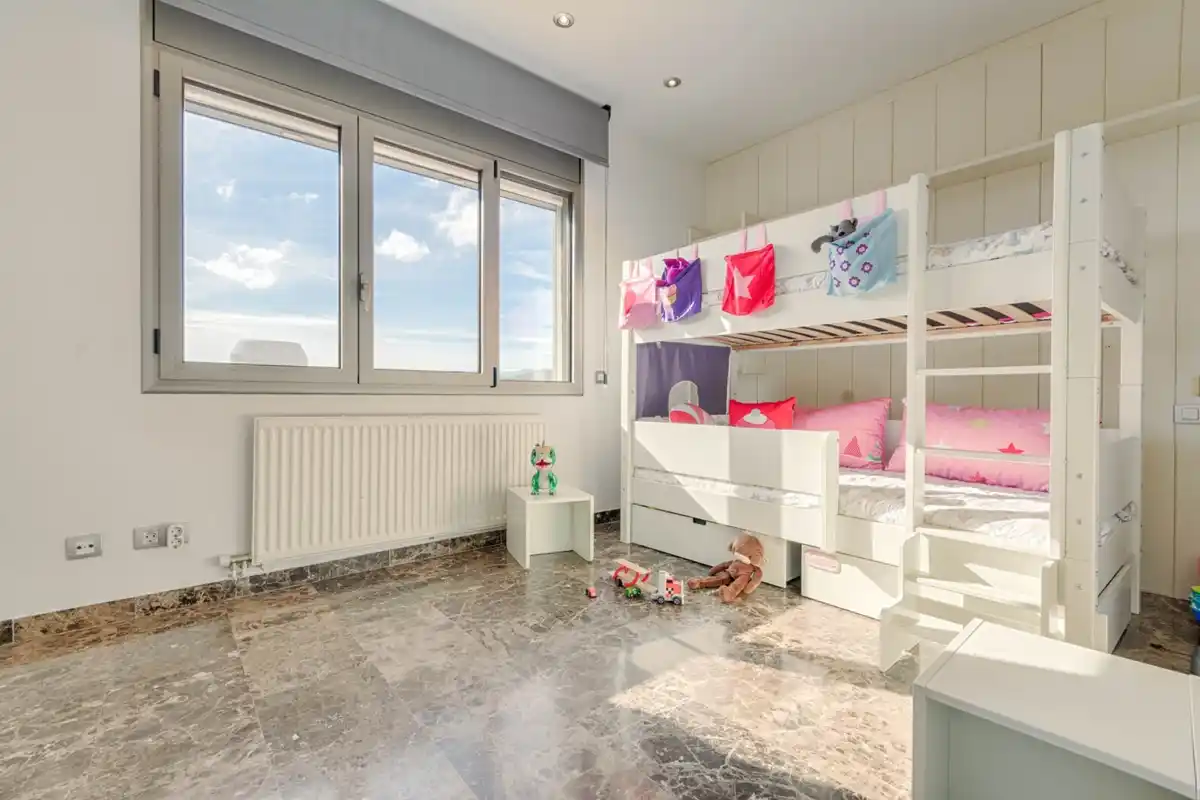 Casa de alto standing en La Jonquera: lujo entre montañas con piscina privada climatizada y vistas espectaculares.