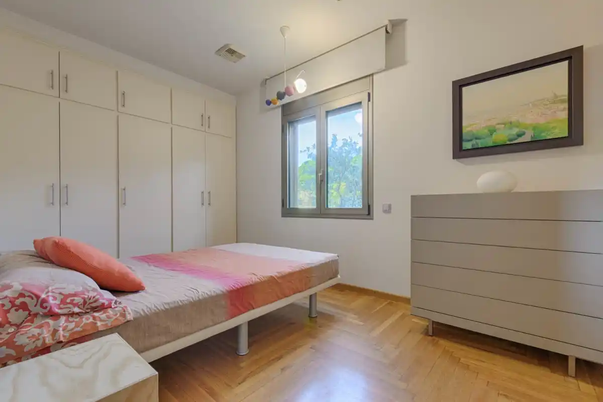 Casa de alto standing en La Jonquera: lujo entre montañas con piscina privada climatizada y vistas espectaculares.